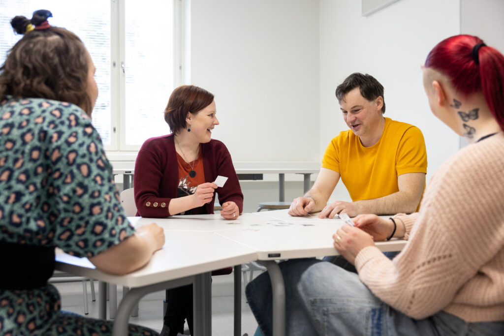 Ryhmä ihmisiä opiskelemassa